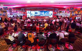 Antarmuka aplikasi biliard menampilkan menu live dealer, sportsbook, dan slot games