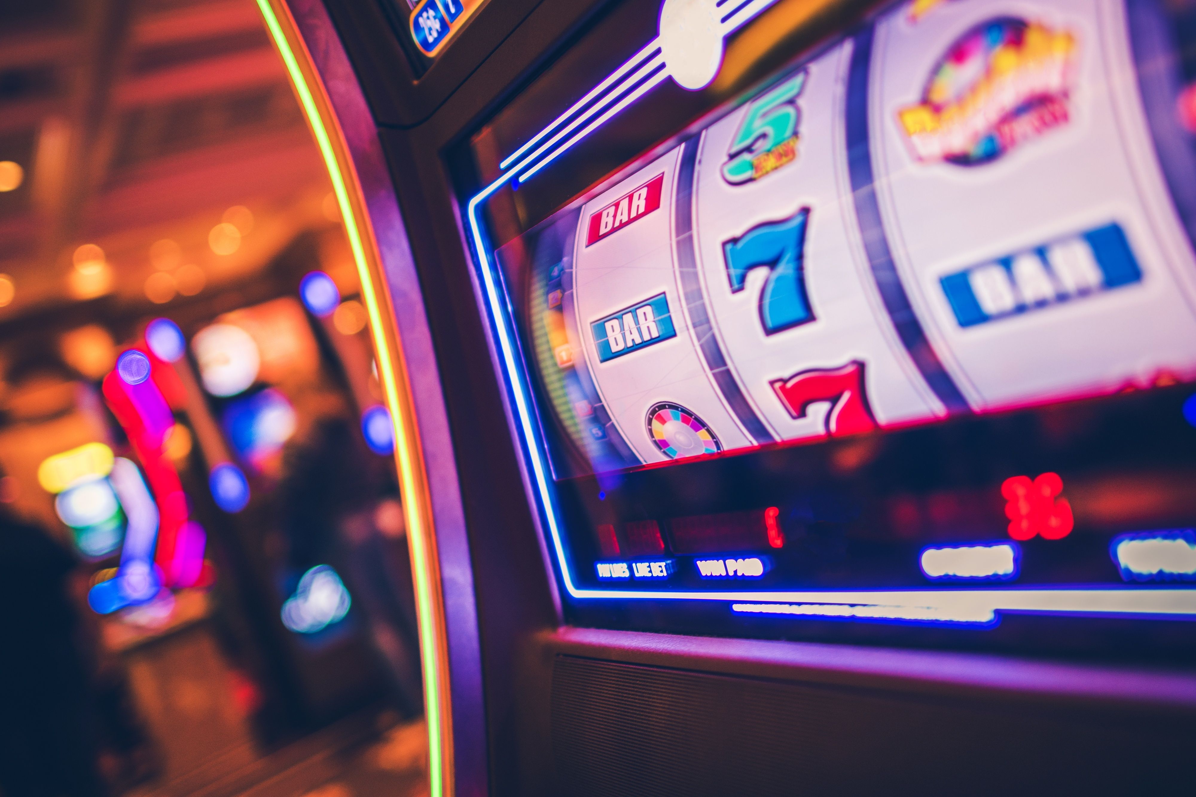 Studio live dealer Teen Patti biliard dengan meja HD dan dealer profesional